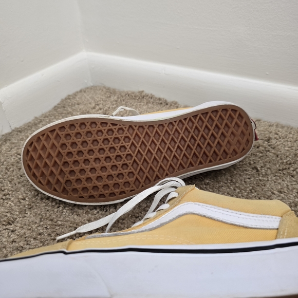 VANS Yellow and White Suede Shoe Sz. 7.5 - Picture 4 of 6